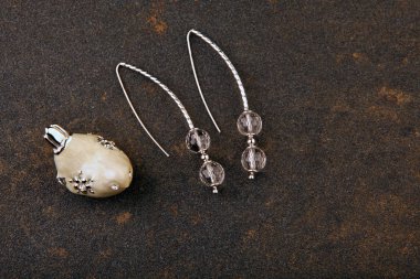 gümüş küpe elmas taklidi seramik kuş asfalt 