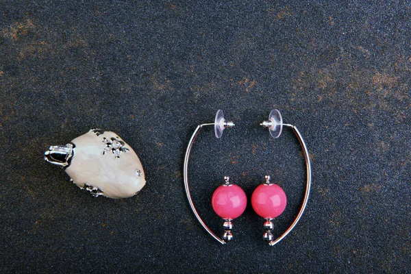 银色耳环粉红色玛瑙石头陶瓷鸟 — 图库照片