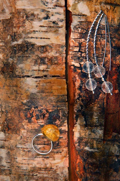 Rhinestone Silver Örhängen Murano Glas Ring Trä Bakgrund — Stockfoto
