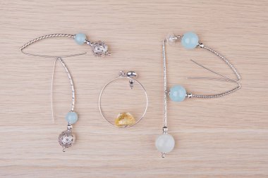 gümüş küpe murano cam Mavi Akik taş ahşap masa 