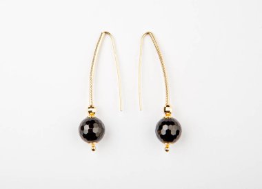 hematit taşı altın küpe beyaz kimse arka plan   