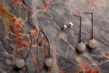 gümüş küpe ay taşı mermer kimse arka plan 