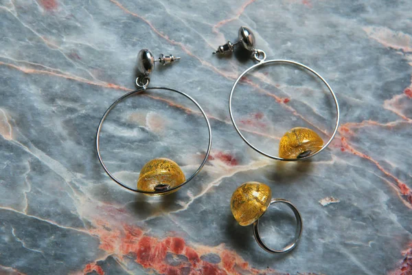 Silber Ohrringe Murano Glas Ring Marmor Hintergrund — Stockfoto