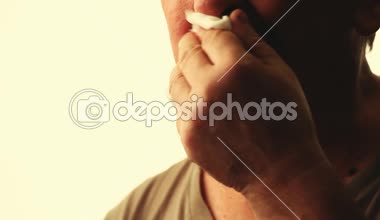 Yetişkin adam öksürük hd görüntüleri beyaz arka plan 