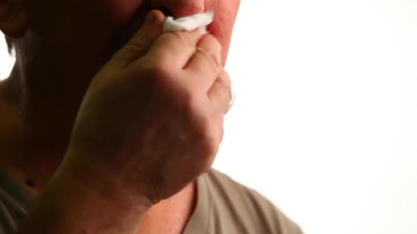 成人男性咳 映像白背景 — ストック動画