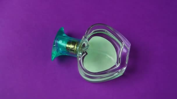 Frasco Perfume Vidro Coração Verde Fundo Roxo Imagens — Vídeo de Stock