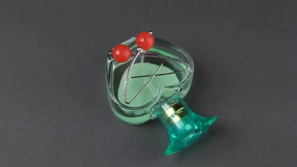 玛瑙石银耳环玻璃香水瓶 — 图库视频影像