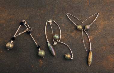 Labrador Taşlı Küpe asfalt kimse gümüş 