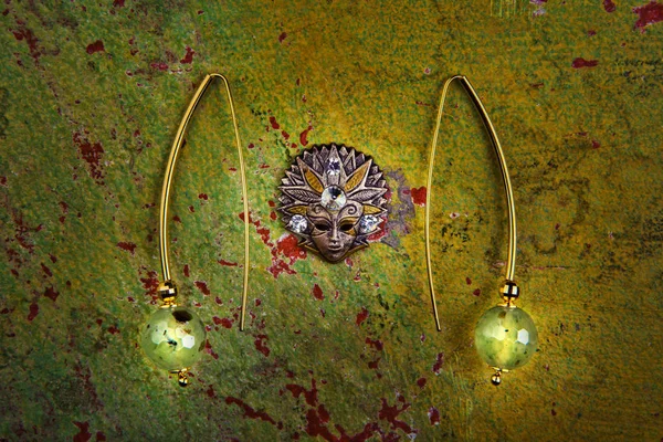 Steen Gouden Oorringen Juwelen Masker Studio Moskou 2018 November — Stockfoto