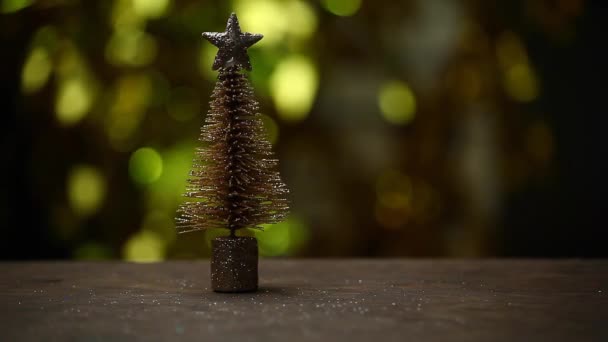 Miniatuur Fir Tree Houten Tafel Goud Bokeh Beelden — Stockvideo