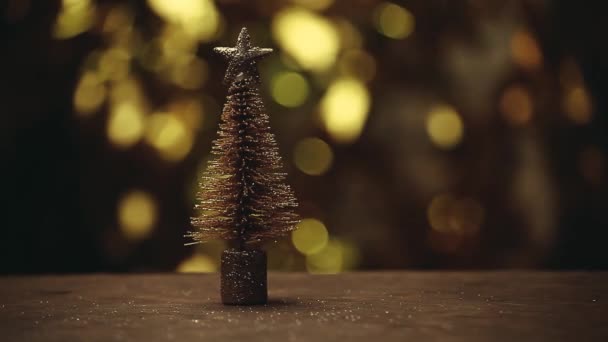 Μινιατούρα Fir Δέντρο Ξύλινο Τραπέζι Χρυσό Bokeh Βίντεο — Αρχείο Βίντεο