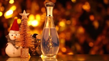 Cam parfüm şişe altın bokeh köknar ağacı kardan adam hd ayak
