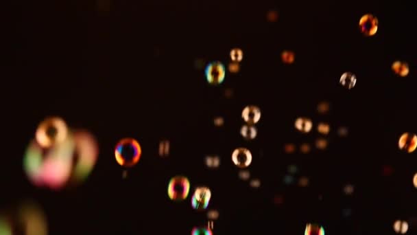 Мыльные Пузыри Темный Фон Кадры — стоковое видео
