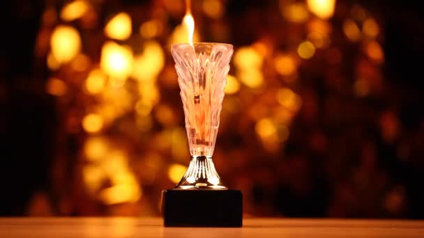 Χρυσό Κύπελλο Φωτιά Φλόγα Ξύλινο Τραπέζι Χρυσό Bokeh Βίντεο — Αρχείο Βίντεο