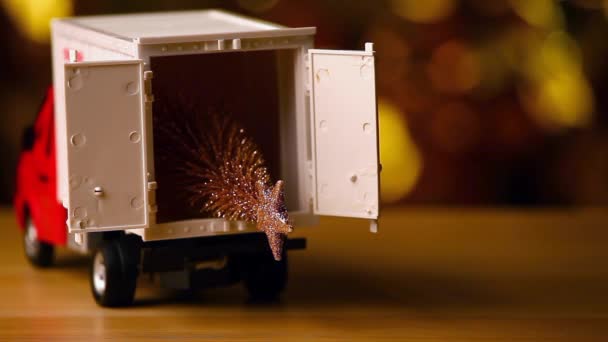 Kırmızı Oyuncak Araba Minyatür Köknar Ağacı Ahşap Masa Altın Bokeh — Stok video