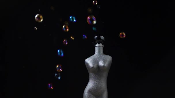Мыльные Пузыри Женщина Силуэт Бутылку Темный Фон Кадры — стоковое видео