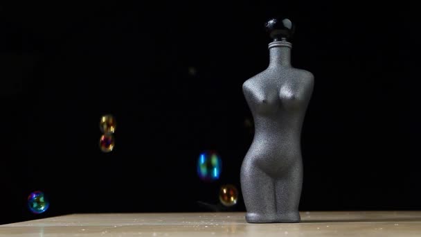 Seifenblasen Frau Silhouette Flasche Dunklen Hintergrund Filmmaterial — Stockvideo