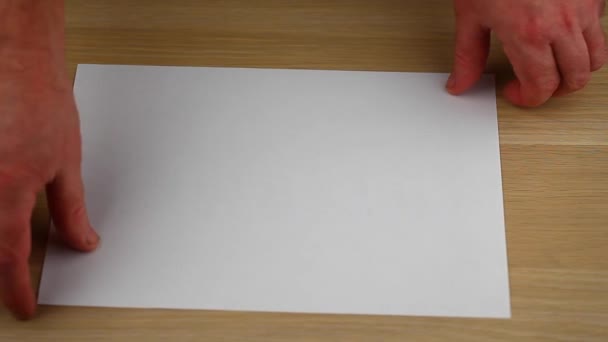 Vinden Van Werk Tekst Papier Vel Volwassen Man Handen Beelden — Stockvideo