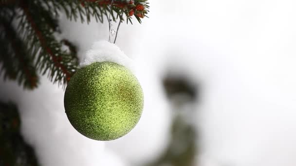 Neues Jahr Grüner Ball Natürliche Straße Tanne Baum Winter Schnee — Stockvideo