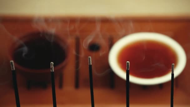 Chinês Xícara Chá Quente Mesa Bambu Sandália Aroma Sticks Footage — Vídeo de Stock