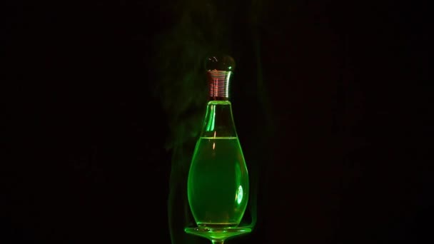 Vidrio Perfume Botella Humo Metraje — Vídeos de Stock