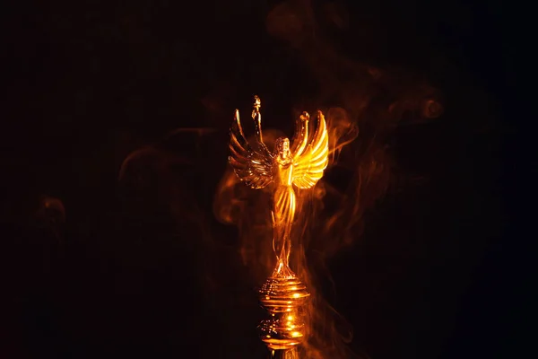 Estatua Ángel Oro Humo Fondo Oscuro — Foto de Stock