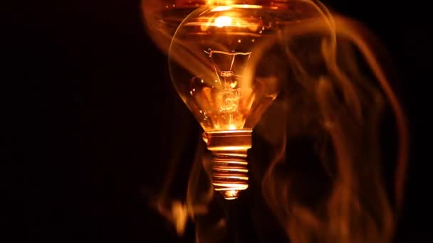 電球煙暗い背景 — ストック動画