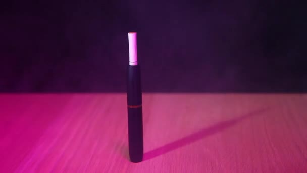 Eletrônico Fumaça Dispositivo Mesa Escuro Fundo Ninguém Imagens — Vídeo de Stock