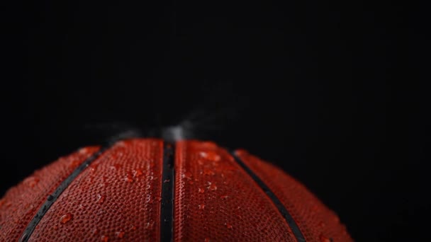 Баскетбольный Мяч Вода Капли Темный Фон Никто Кадры — стоковое видео