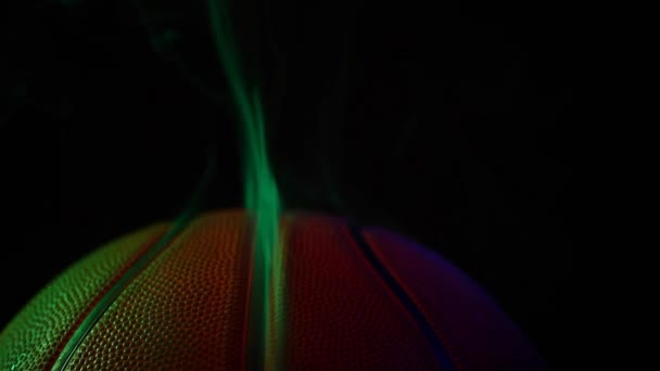 バスケット ボール ボール煙暗い背景の誰も — ストック動画