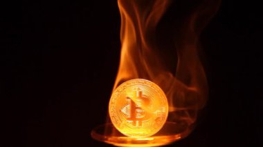 Altın bitcoin para duman koyu arka plan hd ayak Moskova 3 Ocak 2019