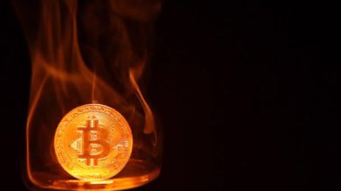 Altın bitcoin para duman koyu arka plan hd ayak Moskova 3 Ocak 2019