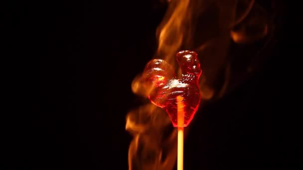 Caramelo Gallo Caramelo Humo Oscuro Fondo Nadie Metraje — Vídeos de Stock