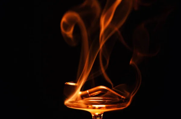 Fumando Fumaça Cachimbo Fundo Escuro — Fotografia de Stock