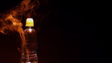 Plastik su şişesi duman koyu arka plan kimse hd ayak 