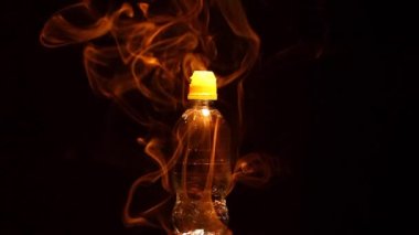 Plastik su şişesi duman koyu arka plan kimse hd ayak 