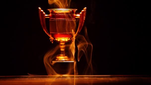 Gouden Cup Rook Reflectie Donkere Achtergrond Niemand Beelden — Stockvideo