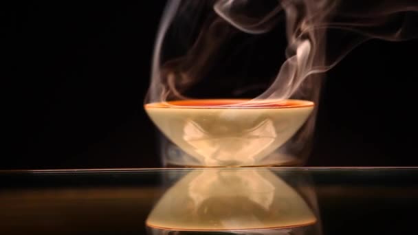 中国の黒茶カップ煙暗い背景の誰も — ストック動画