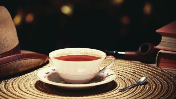 Гаряча Чашка Чаю Золотий Боке Капелюх Курильної Труби Книга Ніхто — стокове відео