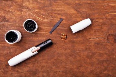 elektronik duman aygıtı ahşap masa arka plan kimse temiz 