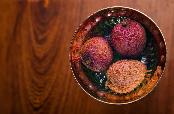 Lychee Vruchten Zilveren Beker Niemand Houten Achtergrond — Stockfoto