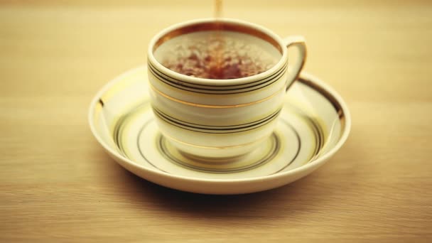 Schwarzer Teetasse Holztisch Material — Stockvideo