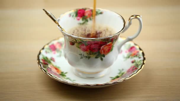 红茶杯木桌高清镜头 — 图库视频影像