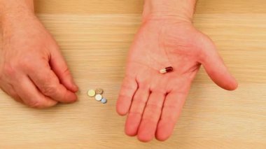 yetişkin adam hapları ahşap masa hd ayak eller.  