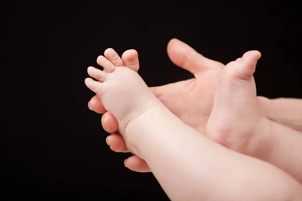 Детская Нога Мать Руки Темный Фон — стоковое фото