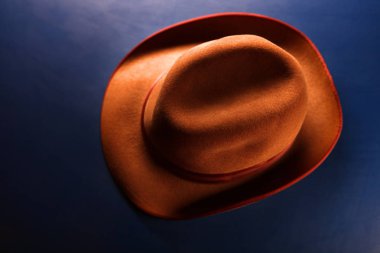 Vintage şapka mavi arka plan 