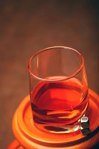 威士忌玻璃木背景 — 图库照片