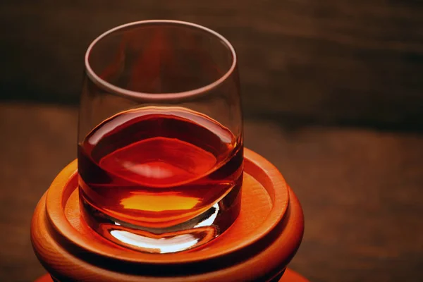 Whiskey Üveg Fából Készült Háttér — Stock Fotó