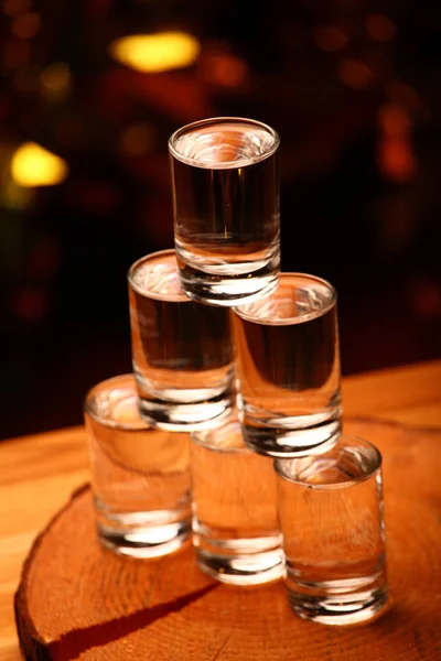 Vodka Piramide Vetro Sfondo Legno — Foto Stock