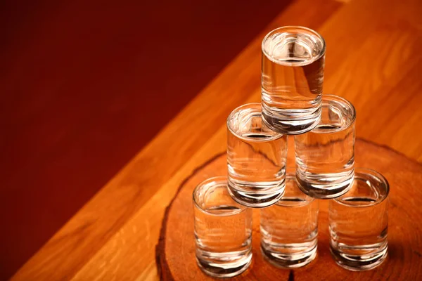 Vodka Piramide Vetro Sfondo Legno — Foto Stock